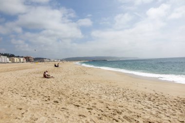 Portekiz Nazare alanında boş kumlu plaj