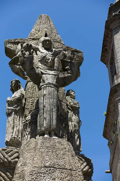 圣弗朗西斯十字站在西班牙圣地亚哥的济会教堂旁边 — 图库照片
