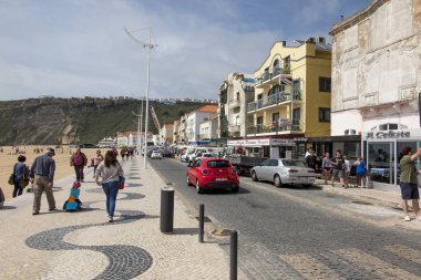 Nazare, Portekiz, 13 Haziran 2018: boş kumlu plaj ve Portekiz Nazare alanında sokak