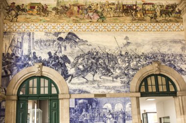Porto, Portekiz, 15 Haziran 2018: Sao Bento Tren İstasyonu Porto, Portekiz, duvar. 1905-1916 kalma yaklaşık 20.000 azulejo taşla süslenmiş