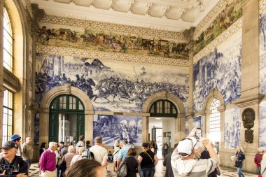 Porto, Portekiz, 15 Haziran 2018: Sao Bento Tren İstasyonu Porto, Portekiz, duvar. 1905-1916 kalma yaklaşık 20.000 azulejo taşla süslenmiş