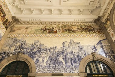 Porto, Portekiz, 15 Haziran 2018: Sao Bento Tren İstasyonu Porto, Portekiz, duvar. 1905-1916 kalma yaklaşık 20.000 azulejo taşla süslenmiş