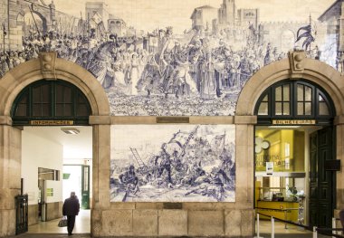 Porto, Portekiz, 15 Haziran 2018: Sao Bento Tren İstasyonu Porto, Portekiz, duvar. 1905-1916 kalma yaklaşık 20.000 azulejo taşla süslenmiş