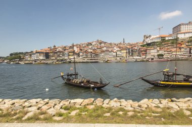 Porto, Portekiz, 15 Haziran 2018: Douro Haliç ve Portekiz Porto şehir panoraması