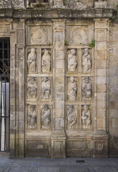 スペイン ガリシアのサンティアゴ コンポステーラで聖ヤコブ大聖堂の豊富に飾られたファサードの詳細 — ストック写真