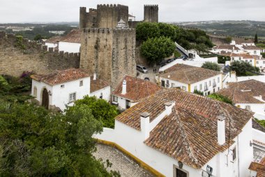 Köy, Ortaçağ kenti, Obidos Portekiz. Beyaz evler, kırmızı kiremit görünümünü. Popüler bir turizm.