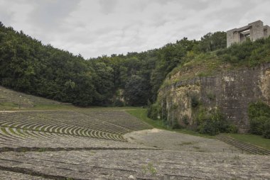 Amfitiyatro ve Mount St. Anne, yanındaki Opole, Polonya Silesian direnişçilerin anıt,