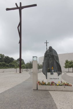 Kutsal Fatima, Portekiz, 12 Haziran 2018 - heykel, Papa John Paul II Holy Trinity Bazilikası'nın önünde kare üzerinde. Fatima Katolikler için en önemli hac yerlerinden biri olduğunu