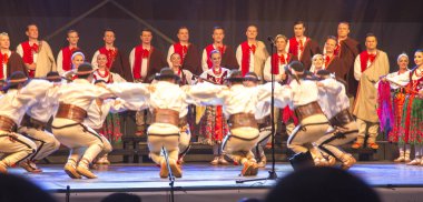 Koszecin, Polonya, 1 Temmuz 2018: Slask şarkı ve dans grubu Koszecin parkında 65 yıldönümü için açık performansları,