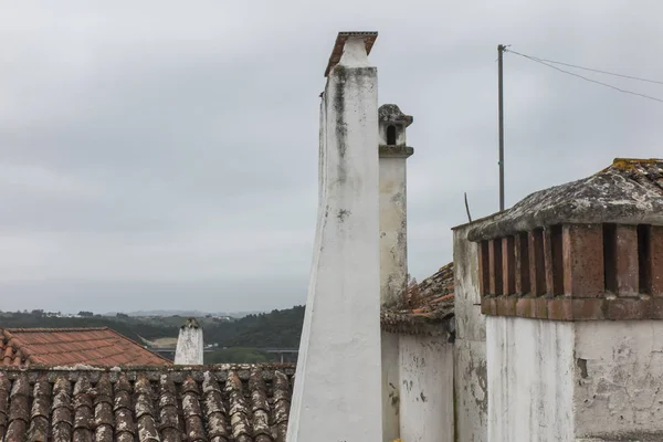 Verschiedene Kaminentwürfe Der Altstadt Von Obidos Portugal Als Architektonisches Kuriosum — Stockfoto