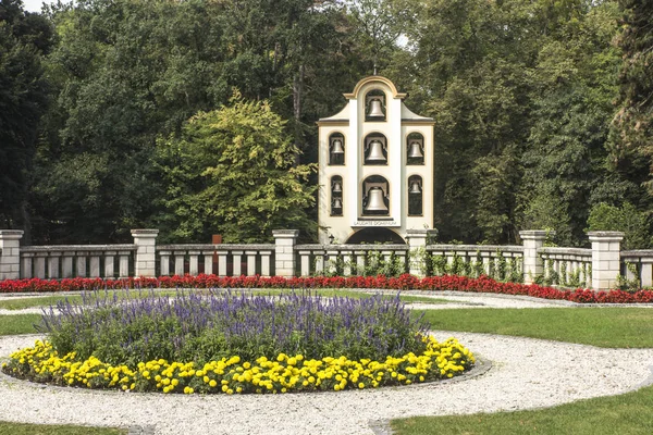 Kamień Śląski Polska Sierpień 2018 Dzwonnica Parku Pałacu Kamien Slaski — Zdjęcie stockowe