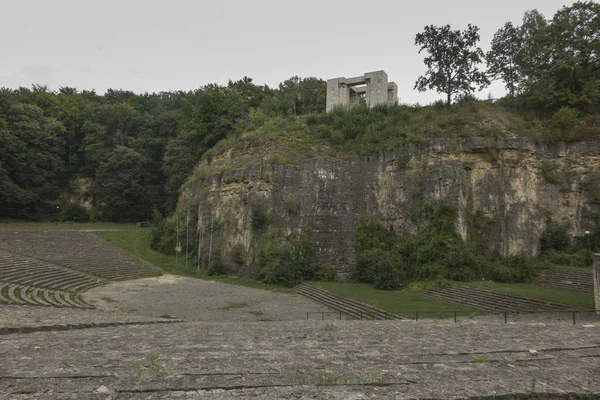 圆形剧场和纪念碑的西里西亚叛乱分子在圣安山 旁边的奥波莱 — 图库照片