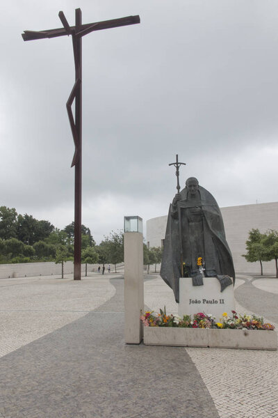 Святилище Фатимы, Португалия, 12 июня 2018 года - статуя Папы Римского Иоанна Павла II на площади перед собором Святой Троицы. Фатима является одним из самых важных мест паломничества для католиков
