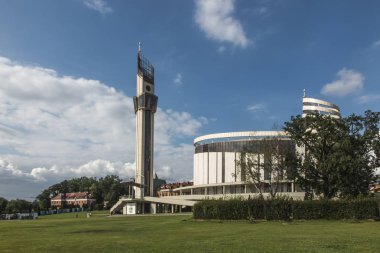 Lagiewniki 'de bir sığınak. Kutsal Merhamet Bazilikası. Her yıl dünyanın dört bir yanından milyonlarca hacı orayı ziyaret eder..