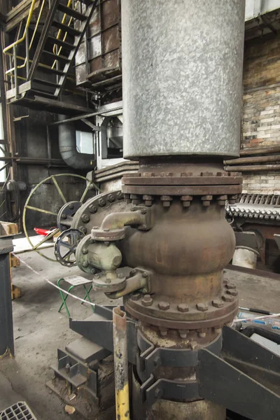 Старий Великий Затворний Клапан Рельєфним Клапаном Трубі Гарячої Води — стокове фото