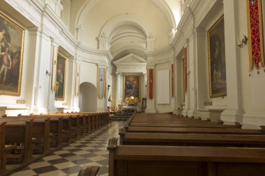 Holy Cross, Polonya, 7 Eylül 2018: Eski Benedictine Manastırı ve şimdi misyoner Oblates Meryem Holy Cross (Lysa Gora) tertemiz. Holy Trinity ve Holy Cross, en eski Lehçe kutsal bazilika iç.