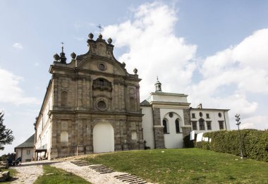 Eski Benedictine Manastırı ve şimdi misyoner Oblates Meryem Holy Cross (Lysa Gora) tertemiz. Holy Trinity Holy Cross, en eski Lehçe kutsal üzerinde daha küçük Bazilikası.