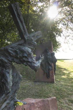 Chelm, Polonya, 10 Eylül 2018: Chelm, Kutsal Bakire Meryem Bazilikası etrafında süvariler tarafından Jacek Kicinski - İstasyonu 8 heykel, İsa Kudüs'ün kadın tanışır. Our Lady Chelm Doğu Polonya içinde tapınak