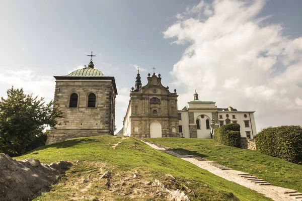 旧ベネディクト会修道院は 今ホーリー クロス Lysa で真っ白な宣教師 Oblates メアリー 小さいホーリー クロス 最も古いポーランド聖域の聖三位一体聖堂 — ストック写真