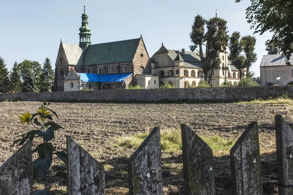 Κιστερκιανή Μονή Και Την Εκκλησία Wachock Στην Πολωνία — Φωτογραφία Αρχείου