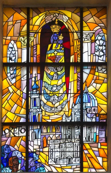 切尔姆 2018年9月10日 彩绘玻璃与玛丽的形象在教堂的窗口 我们的夫人在切尔姆在波兰东部的神社 — 图库照片