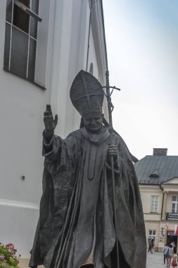 Wadowice, Polonya, 02 Eylül 2018: büyük Papa John Paul II Wadowice, Krakow yakınındaki Lesser Poland Papa'nın Doğum günü şehirde kilisede girişinde anıt