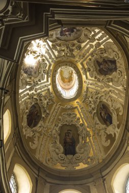 Kalwaria Zebrzydowska, Polonya, 02 Eylül 2018: Krakow yakınındaki Lesser Poland'deki / daki Kalwaria Zebrzydowska manastırda Meryem şapelin iç