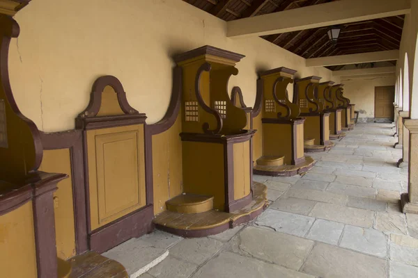 Kilka Konfesjonałów Stojący Pod Ścianą Sanktuarium Kalwarii Zebrzydowskiej Pobliżu Krakowa — Zdjęcie stockowe