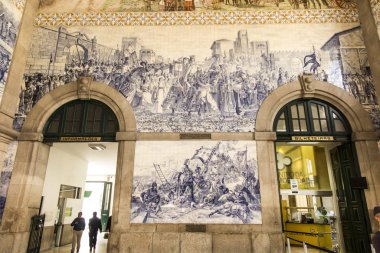 Porto, Portekiz, 15 Haziran 2018: Sao Bento Tren İstasyonu Porto, Portekiz, duvar. 1905-1916 kalma yaklaşık 20.000 azulejo taşla süslenmiş