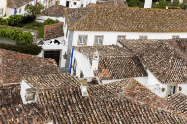 Köy, Ortaçağ kenti, Obidos Portekiz. Beyaz evler, kırmızı kiremit görünümünü. Popüler bir turizm.