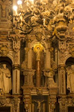 Santiago de Compostela, İspanya, 14 Haziran 2018: Tanrı'nın annesi Cathedral St. Jacob Santiago de Compostella İspanya'da (ayağı Our Lady) sütununda Altar