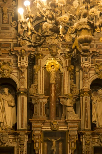 西班牙圣地亚哥 德孔波斯特拉 2018年6月14日 西班牙圣地亚哥 德孔波斯特拉圣雅各布大教堂专栏 支柱的圣母 上与上帝的母亲一起祭坛 — 图库照片