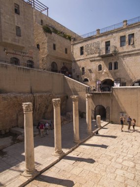 Jerusalem, İsrail - Juli 13, 2015: Decumanus Maximus, Roma sütun Juli 13,2015 Jerusalem.The kalır Yahudi mahallesinde bulunan antik bir Roma sütunlar üzerine