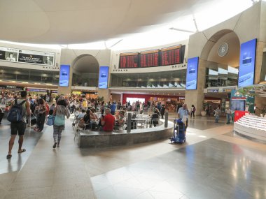 Tel Aviv, İsrail - 16 Temmuz 2015: ayrılmadan önce kalkış hava alanları, Tel Aviv, İsrail bekliyor