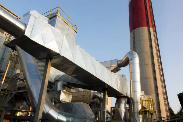 Installatie Van Stofverwijdering Van Kolen Ketels Tegenover Een Concrete Schoorsteen — Stockfoto