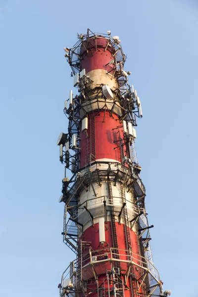 Wit Rood Industriële Schoorsteen Met Antennes Een Achtergrond Van Blauwe — Stockfoto