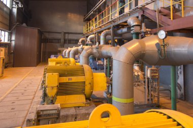 Elektrik motorları tarafından sürülen büyük su pompalarıyla kurulumlar