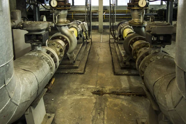 Zwei Wasserpumpen Mit Rohrleitungen Und Zubehör — Stockfoto