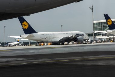 Münih, Almanya, 17 Haziran 2018: Airbus A 380 uçağı Lufthansa çizgi duran Münih Havaalanı'nda