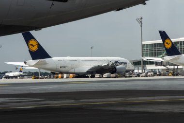 Münih, Almanya, 17 Haziran 2018: Airbus A 380 uçağı Lufthansa çizgi duran Münih Havaalanı'nda