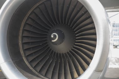 uçak motoru önden görünümü