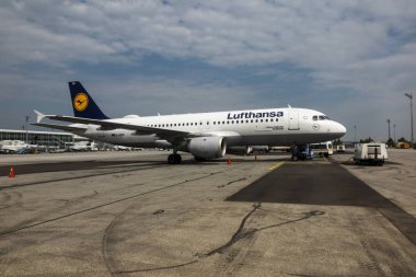 Münih, Almanya, 17 Haziran 2018: Airbus A 320-200 uçağı Lufthansa çizgi duran Münih Havaalanı'nda