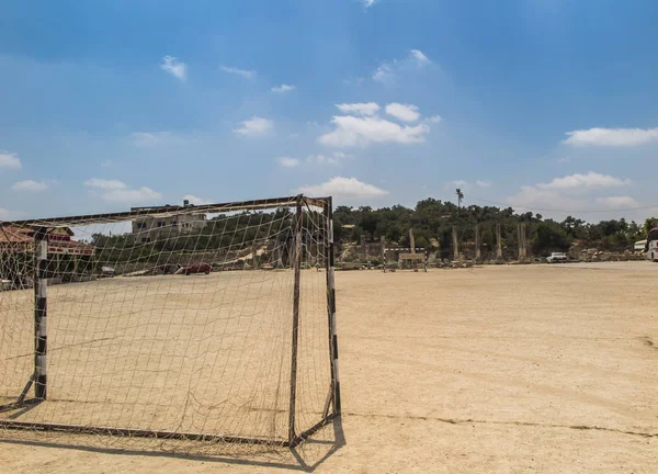 古代以色列塞巴斯蒂亚 萨马里亚在巴勒斯坦领土上进行了遗址和挖掘 足球场和停车场靠近古柱的废墟 — 图库照片