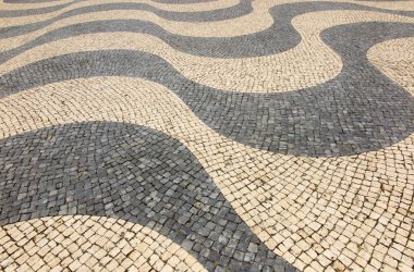 arka plan olarak bir dalga desenli cobblestones Torre de Belem Lizbon, Portekiz, alan meydanda kaplı