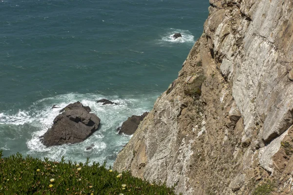 Cabo da Roca Lighthouse manzaraya (Portekizce: Farol de Cabo da Roca) Portekiz'in olduğu (ve kıta Avrupası'nın) çoğu Batı noktası.