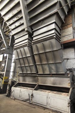 Ağır tuğlalı ve çift mekanik ızgaralı kömür ocağı tahrip edildi.