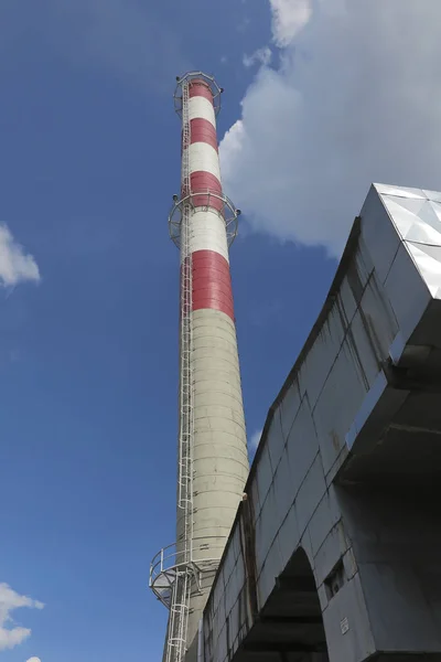 Una Alta Chimenea Industrial Hormigón Rojo Blanco Contra Cielo — Foto de Stock