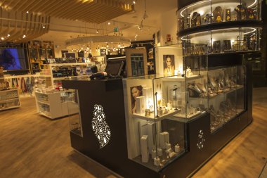 Lizbon, Portekiz, 16 Haziran 2018: Portekiz Lizbon Havaalanı hediye eşya dükkânı