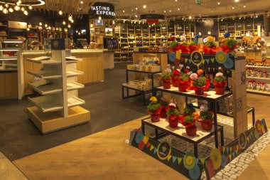 Lizbon, Portekiz, 16 Haziran 2018: Portekiz Lizbon Havaalanı hediye eşya dükkânı