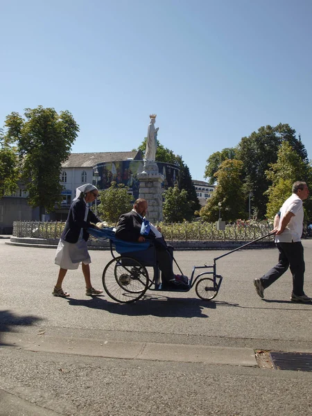 Lourdes Franciaország 2011 Augusztus Csoportok Ból Emberek Gyaloglás Gyógyításra Hogy — Stock Fotó